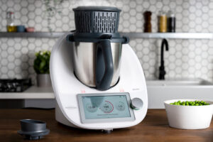 Lee más sobre el artículo Denuncian machismo en la Carrera de la Mujer tras entregar una Thermomix como premio: «Triunfar no significa ser ama de casa»